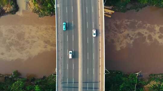 一座横跨浑浊河流的多车道公路桥