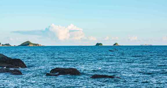 深圳大鹏半岛东冲海岸观三门岛的清晨