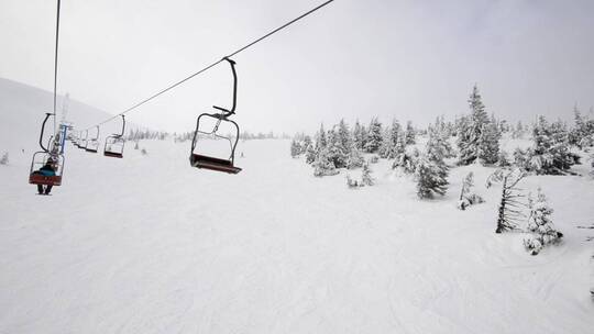 雪山上滑雪缆车上的景色视频素材模板下载