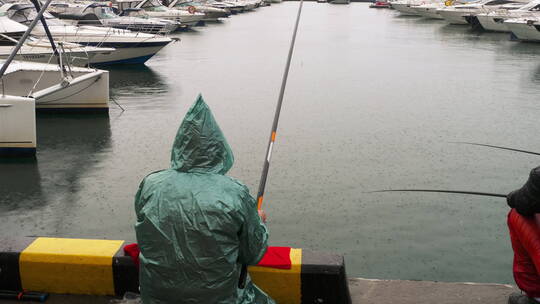 在雨中垂钓的渔夫