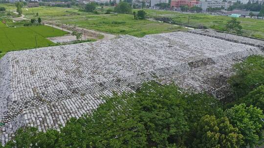 中国传统文化黄酒酒缸大量堆砌的酒坛