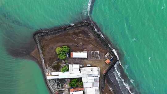 海堤被海浪无人机击中