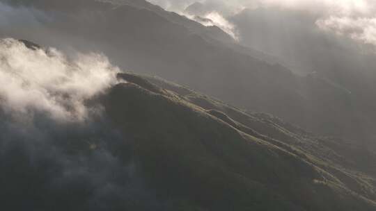 信宜大田顶日出航拍，高山云海，高山公路