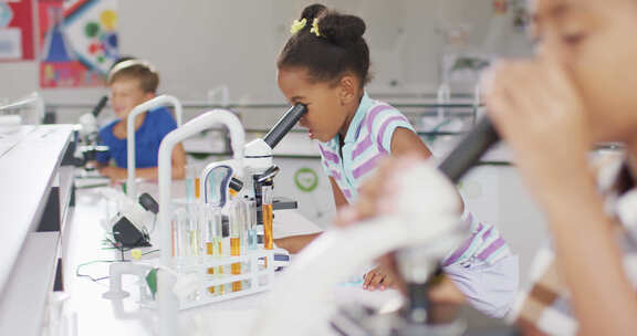 快乐的非裔美国女孩在上课时用显微镜的视频