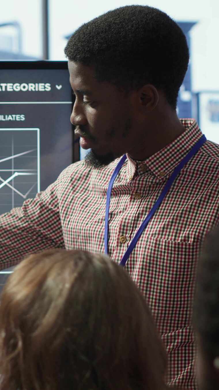 垂直视频总经理会议回顾绩效并讨论预算规划