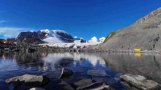 攀登四川第二高峰中山峰的登山队大本营延时