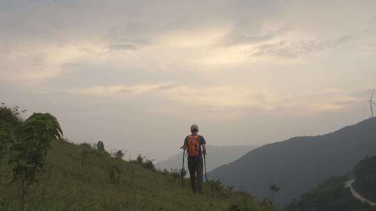 徒步登山远行