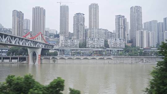 重庆嘉陵江乘坐地铁欣赏外面的风景