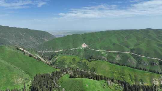 蜿蜒在恰西草原的山间道路 新疆伊犁美景