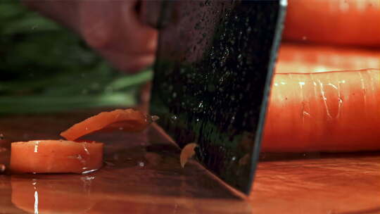 菜刀将胡萝卜切开慢动作