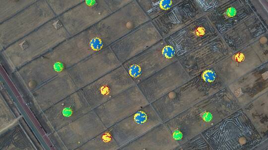 航拍太原稻田公园热气球群垂直向下