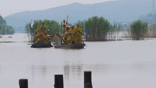 日本兵军队乘船前进在湖面上3视频素材模板下载