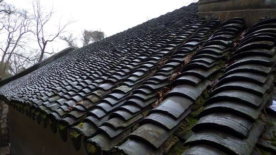阴雨天，拍摄古建筑房顶屋檐瓦片推近的镜头