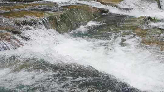 山谷河床的流动诗篇：水流慢镜之美