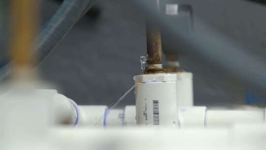 美国住宅室外水处理系统塑料管漏水视频素材模板下载