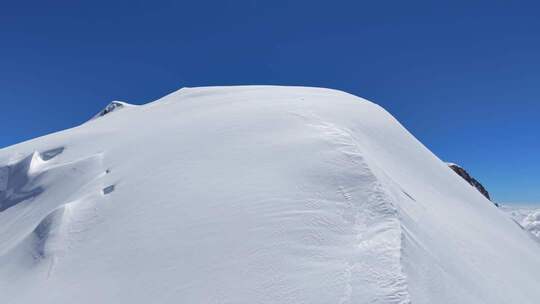 航拍四川第二高峰中山峰雪山云海的攀登者