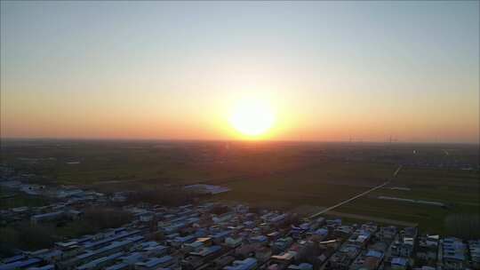 夕阳下的乡村小镇俯瞰全景