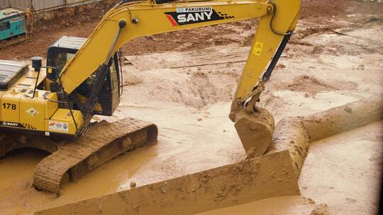 挖掘机在泥地上工作视频素材模板下载