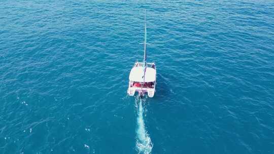 海南三亚高视角航拍蔚蓝色大海与行驶的帆船