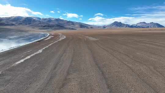 航拍西藏那曲当惹雍错湖畔草原牧场风光