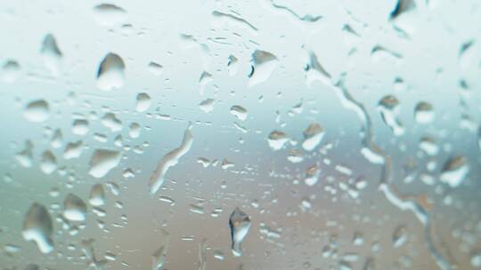 雨滴在车窗