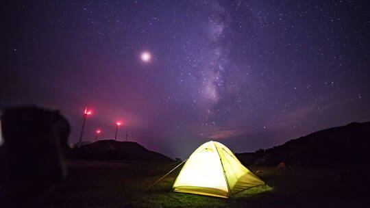 夏天山顶星空下的帐篷