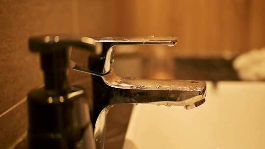 浴室水龙头特写