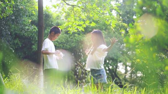 男孩女孩在森林公园嬉戏打闹吹泡泡玩耍视频