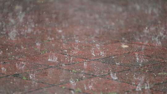 雨水溅起水花在砖块上