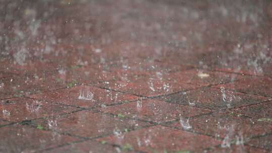 雨水溅起水花在砖块上视频素材模板下载