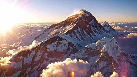 山顶雪山脉