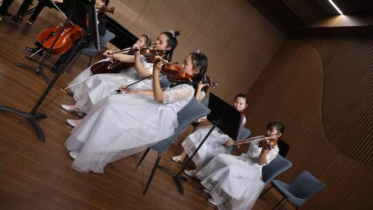少年儿童拉小提琴音乐会