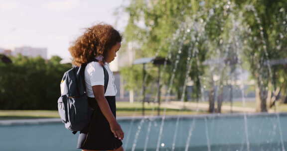 青少年女孩去要学校