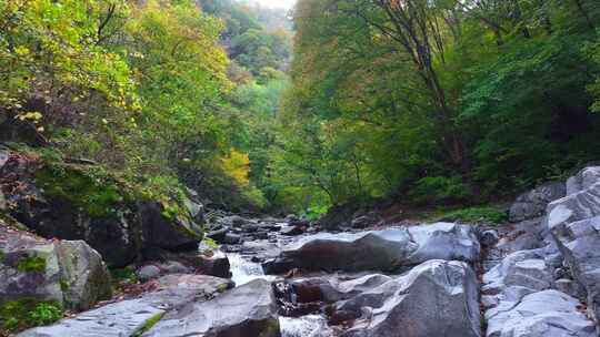 航拍辽宁抚顺筐子沟秋天风景