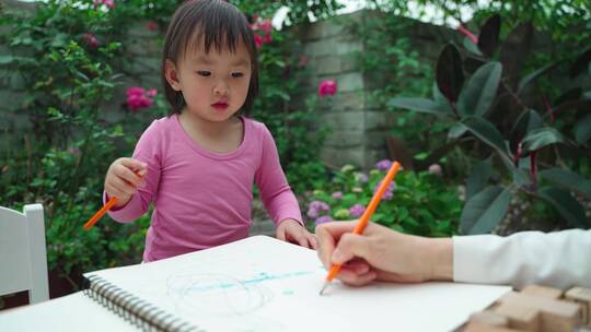 妈妈和宝宝在院子里写字教育