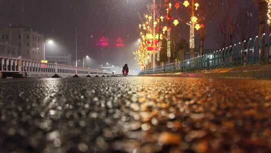 夜晚雾中城市街道车辆灯光璀璨景象