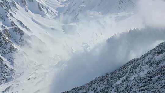 雪山上的雪崩爆发 (1)