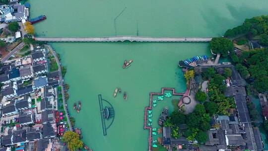 俯拍湖上的古桥视频素材模板下载