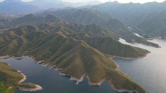 保定易县易水湖航拍青山绿水河流游艇