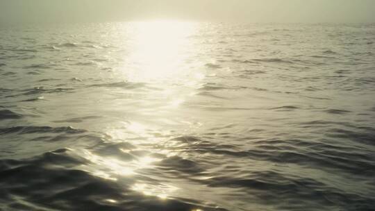 日落下海洋里的潜水员