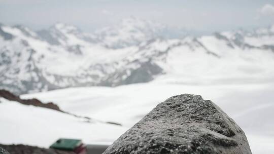 在雪地里徒步旅行视频素材模板下载