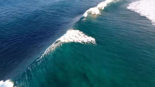 空中俯瞰大海翻涌的海浪