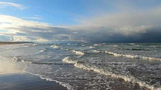 冲向海岸的海浪