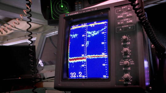 海船使用声纳设备