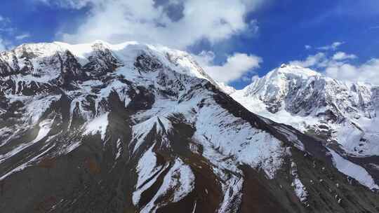 航拍川西贡嘎山区勒多曼因雪山风光