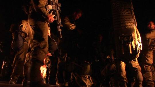 以色列士兵在夜间巡逻时四处走动