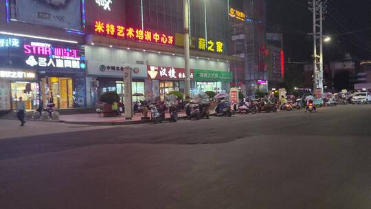 城市夜景街头景象商铺行人路上交通