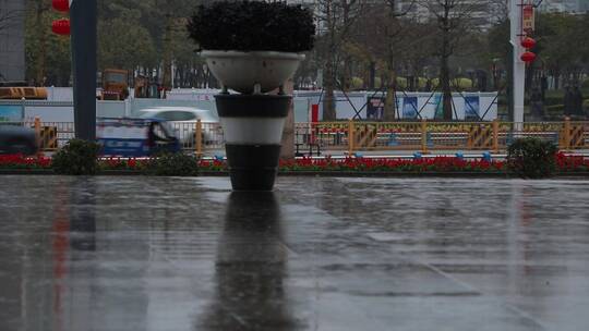 城市街头的阴雨天视频素材模板下载