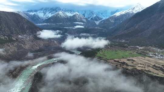 西藏林芝雅鲁藏布大峡谷和南迦巴瓦峰航拍