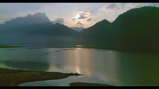 群山湖泊阳光反射倒映南方水乡美景03